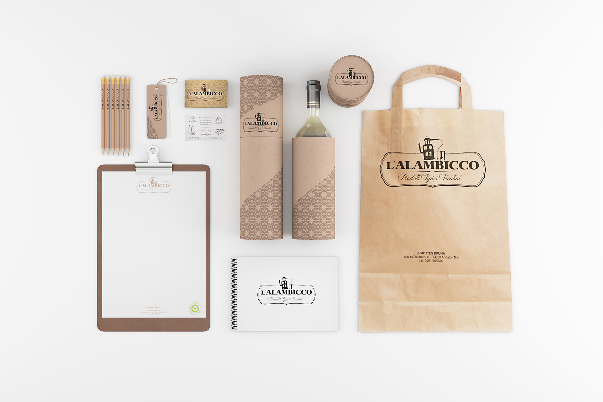 Realizzazione grafica immagine coordinata L'Alambicco - Prodotti tipici trentini: Logo | Biglietto da visita fronte e retro | Cartellino prezzi | Block notes | Packaging bottiglie di vino | Shopper di carta