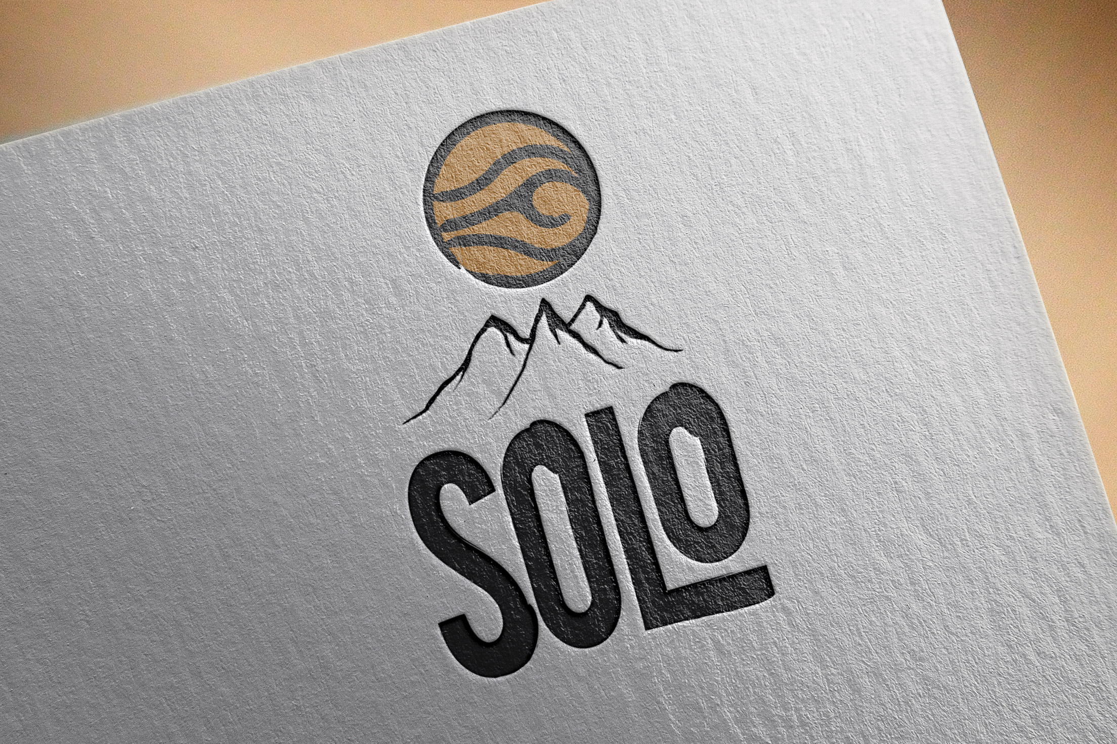 Realizzazione grafica Logo Solo pittogramma ad occhio|sole con profilo nero ed interno mazzone|arancio sopra il profilo di una montagna con font bold del naming SOLO su fondo bianco