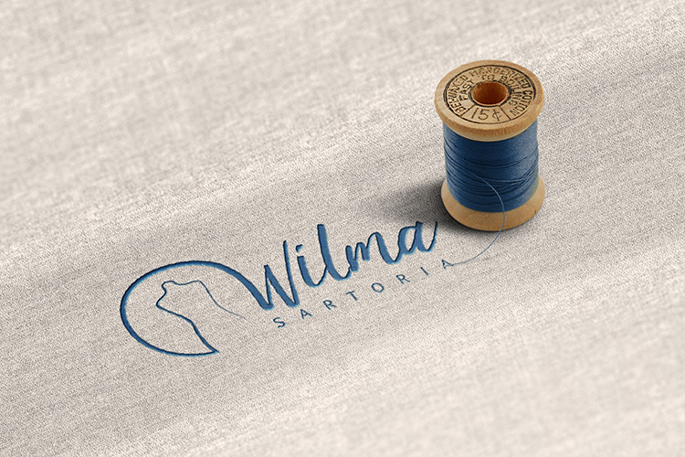 Realizzazione grafica Logo Wilma Sartoria blu navy ricamato su tessuto beige