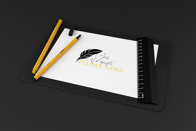 Realizzazione grafica Logo Bar Ristorante Pluma Nera pittogramma a piuma nera naming Pluma nera color oro su fondo bianco
