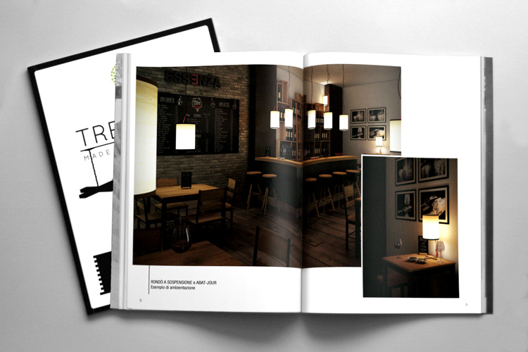 Realizzazione grafica Brochure Treelamp: copertina in secondo piano. Impaginazione delle pagine interne in primo piano: immagine ambientazione di un modello di lampada in una camera sulla destra e in un ristorante a sinistra