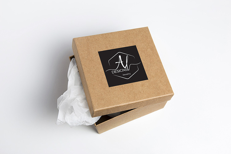 Ideazione grafica Packaging Al Designs Jewelry applicazione adesivo nero del logo su scatola quadrata di cartone naturale